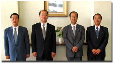 左から石井会長、佐藤社長、川又専務、三浦常務